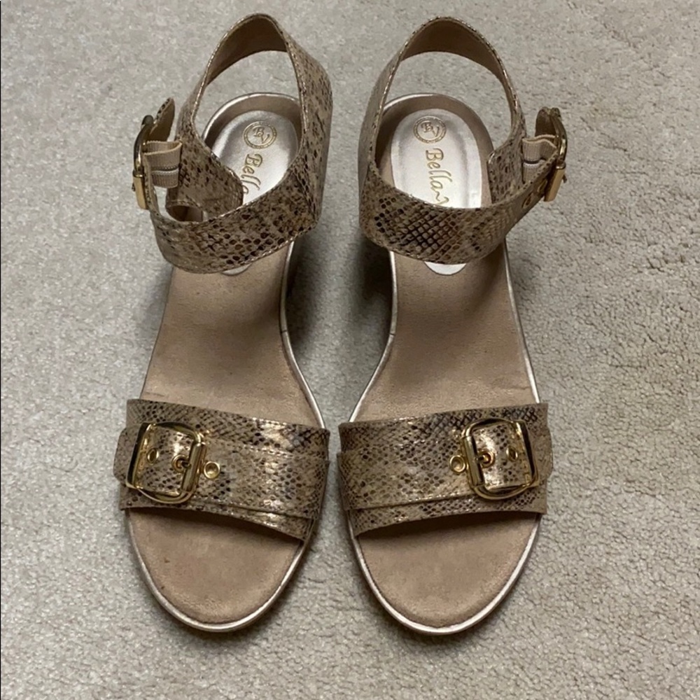 NWOT Bella Vita Wedges Size 8